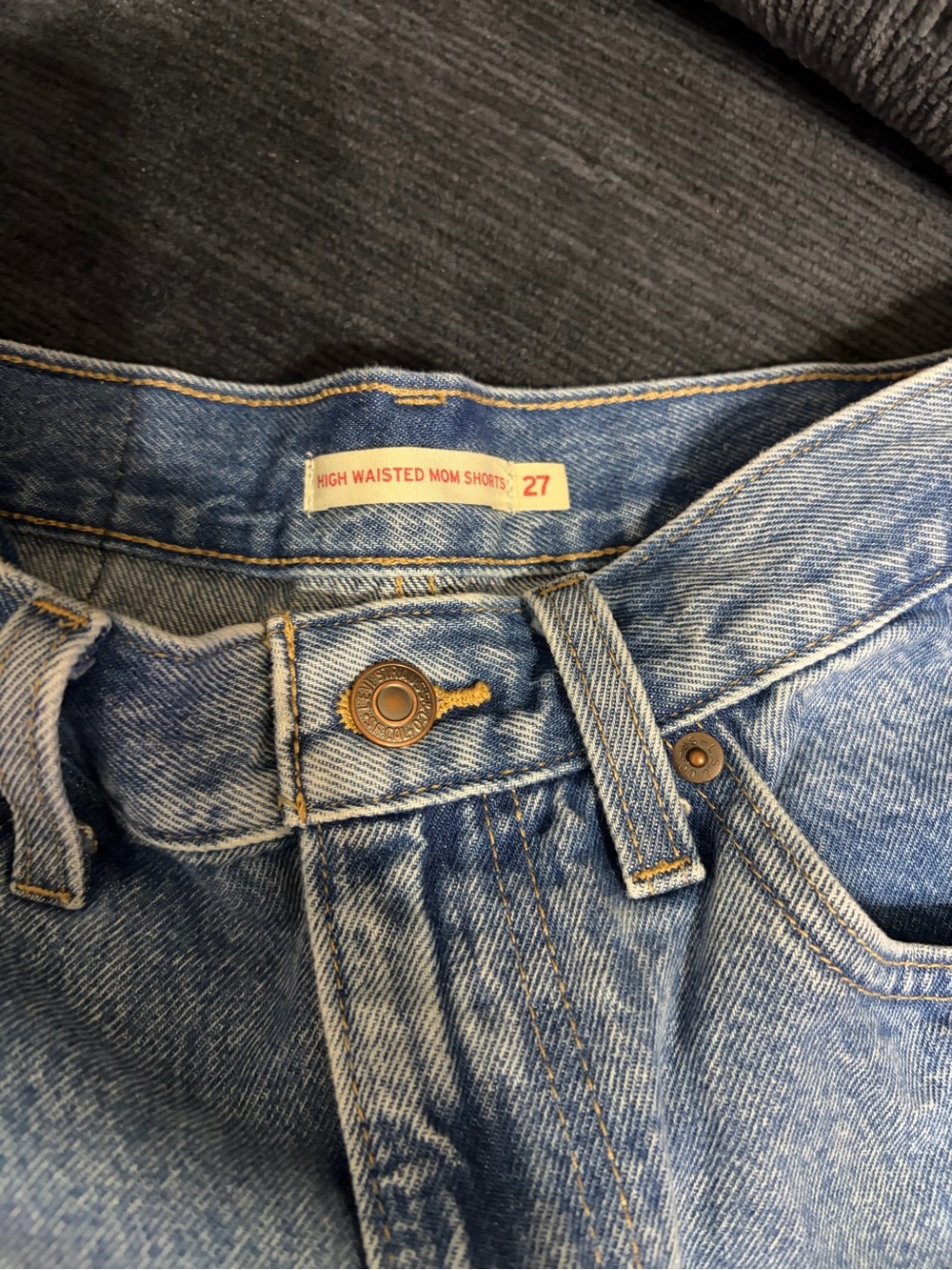 Levi’s High Waisted Mom Shorts Size 27 - Picture 3 of 4